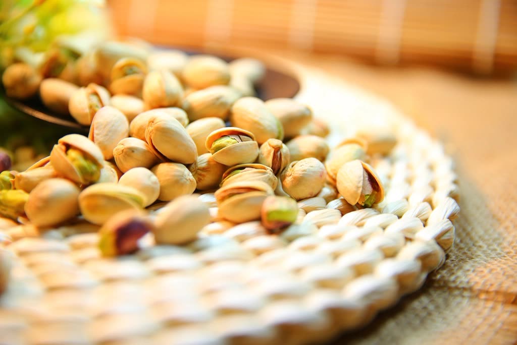 Pistachos con cáscara en plato