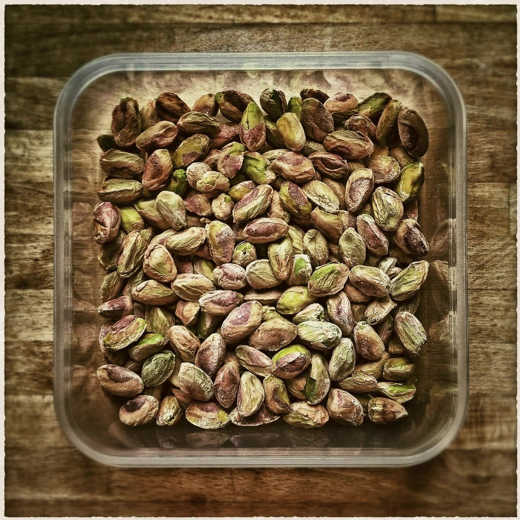 Pistachos pelados en bandeja